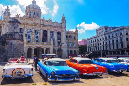 Cuba - Havane - Musée de la Révolution avec voitures vintage garés devant